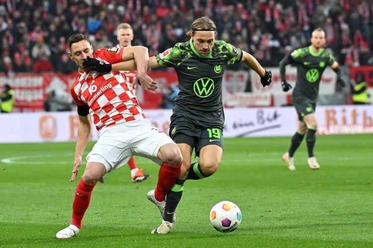 欧协联生死续命战！克拉约瓦主场死磕美因茨，罗超锐锋硬刚德甲铁卫